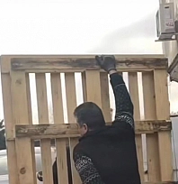 Motosiklet üzerinde palet taşıdı