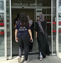 Motosiklet yayalara çarptı: 2 yaralı