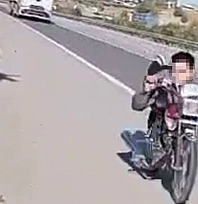 Motosikletin üzerine yatarak şov yapan sürücüye 63 bin TL ceza