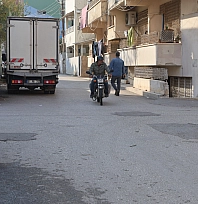 Motosikletlerin kafa kafaya çarpıştığı anlar kameraya yansıdı