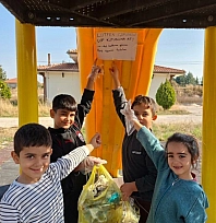 Muhtar çocuklarla sahaya indi! Sokaklar karış karış temizlendi!