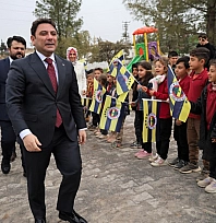 Öğrenciler kaymakamı Fenerbahçe bayraklarıyla karşıladı