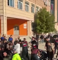Okul önünde silahlı saldırı! Yaralı öğrenciler var!