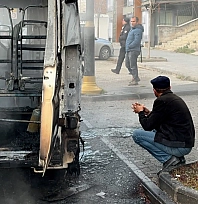 Okul servisi küle döndü, sürücüsü çaresizce izledi