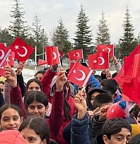 Okullarda ilk ders bayrak oldu