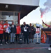 Olimpiyat fatihi çiçeklerle karşılandı