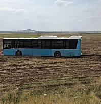 Otobüs yoldan çıktı, faciaya ramak kaldı