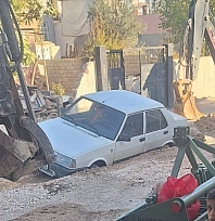 Otomobil alt yapı çukurunda mahsur kaldı