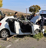 Otomobil, aydınlatma direğine çarptı: 2'i ağır 6 yaralı