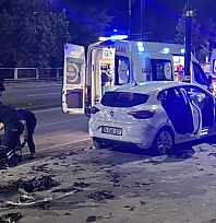 Otomobil aydınlatma direğine çarptı: 3 yaralı