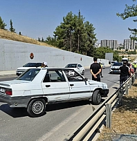Otomobil bariyerlere çarptı: 2 yaralı