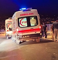 Otomobil bariyerlere çarptı: 4 yaralı