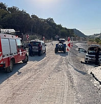 Otomobil, heyelanda yükselen asfalta çarptı