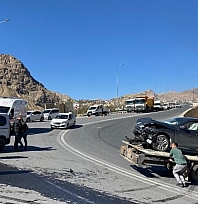 Otomobil ile kamyonet çarpıştı: 3 yaralı