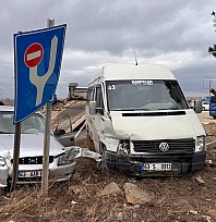 Otomobil ile minibüs çarpıştı: 7 yaralı