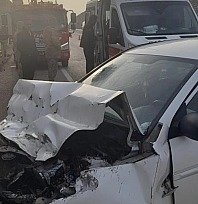 Otomobil ile traktör çarpıştı: 3 yaralı