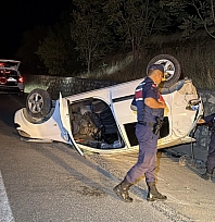 Otomobil istinat duvarına çarparak takla attı: 2 yaralı