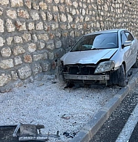 Otomobil istinat duvarına çarptı: 1 yaralı