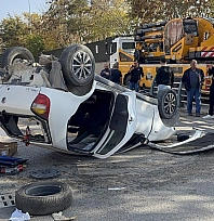 Otomobil karşı şeride geçerek ters döndü: 2 yaralı