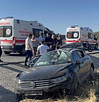 Otomobil kontrolden çıktı, 5 kişi yaralandı