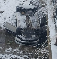 Otomobil köprüden düştü: 2 yaralı