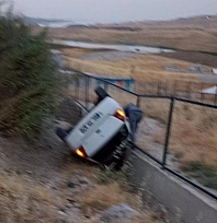 Otomobil şarampole yuvarlandı