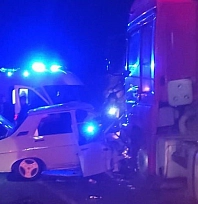 Otomobil tırlarla çarpıştı: 1 ölü, 1 yaralı