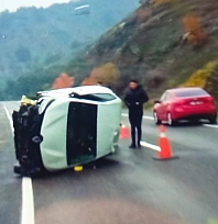 Otomobil yan yattı: 4 yaralı