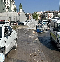 Otomobil yer üstü yangın hidrantını devirip geçti