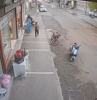 Otomobilin çarptığı çocuk, ayağa kalkarak kaçtı