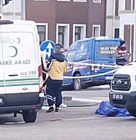 Otomobilin çarptığı motosikletli hayatını kaybetti