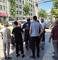 Panelvan araç ile motosiklet çarpıştı: Anne ve 2 çocuğu yaralandı