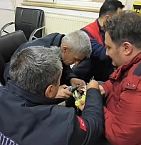 Papağanın ayağına sıkışan halhal çıkarıldı