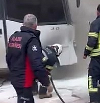 Park halindeki midibüs alev aldı