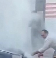 Park halindeki otomobil alev aldı