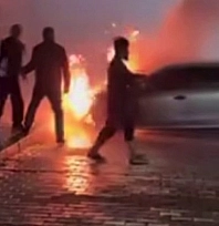 Park halindeki otomobil alev alev yandı