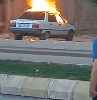 Park halindeki otomobil alev topuna döndü