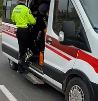 Parke taşına çarpan motosiklet devrildi: 1 yaralı