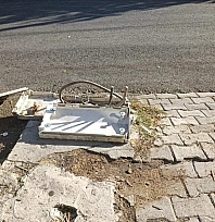 Pide fırınının önündeki elektrik kabloları tehlike saçıyor