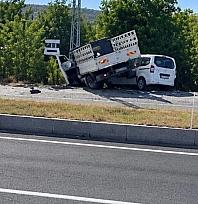 Pikapla hafif ticari araç çarpıştı: 2 yaralı