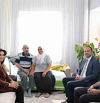 Kaymakam Öztürk, yaşlı ve hastaları evlerinde ziyaret etti