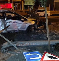 Refüje çarpan otomobilin sürücüsü yaralandı