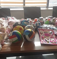 Sağlık çalışanlarından hasta çocuklara oyuncak sürprizi