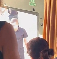 Sağlık otobüsünün önünü kesip camlarını yumrukladılar