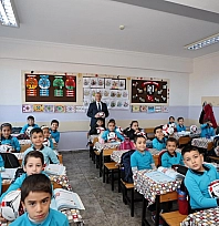 Şahinbey'den okulunu temiz tutan öğrencilere futbol topu hediye