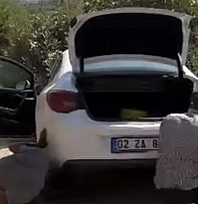Şarampole giren otomobil halatla kurtarıldı