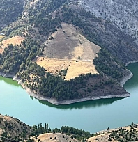 Sarıgüzel Barajı ve çevresindeki dağlar manzarasıyla hayran bırakıyor