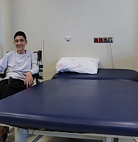 Sedyeyle geldi, yürüyerek çıktı