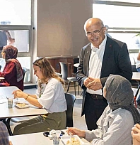 Şehir Kütüphanesi'nde öğrencilere yemek ikramı