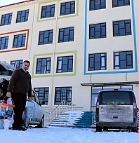 Şehit babası, oğlunun adının verildiği okulu boyadı